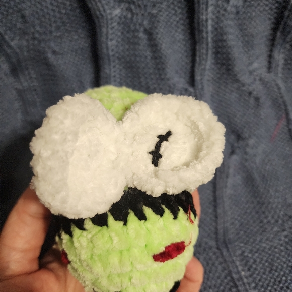 Crocheted Zom-Bee - Picture 4 of 5